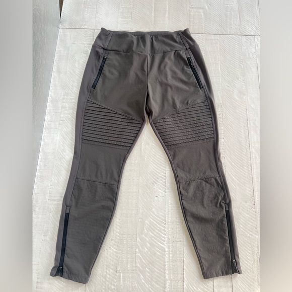 Athleta HEADLANDS HYBRID MOTO TIGHT 25" Leggin Arbor Olive in Size 14P - Picture 4 of 10